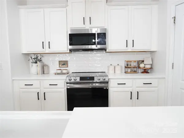 6114 Paw Village RD, Charlotte, NC 28214