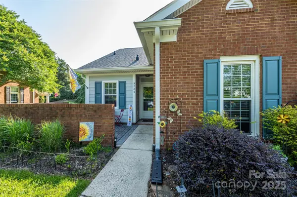9239 N Vicksburg Park CT, Charlotte, NC 28210