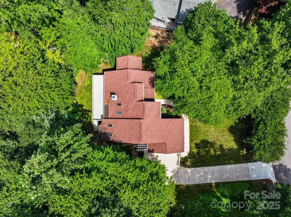 2045 10th Street LN NW, Hickory, NC 28601