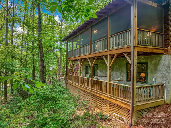 1501 Tanglewood LN, Saluda, NC 28773