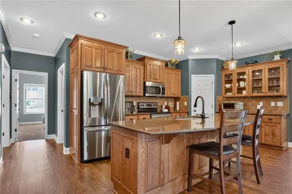 6101 LAKECREST DR, Shawnee, KS 66218