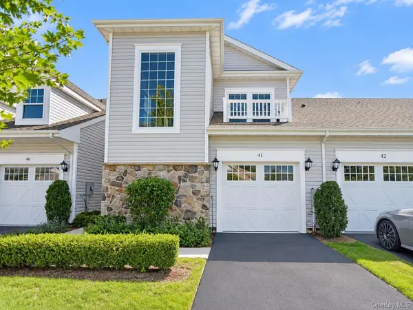 41 Greentree CT, Shirley, NY 11967