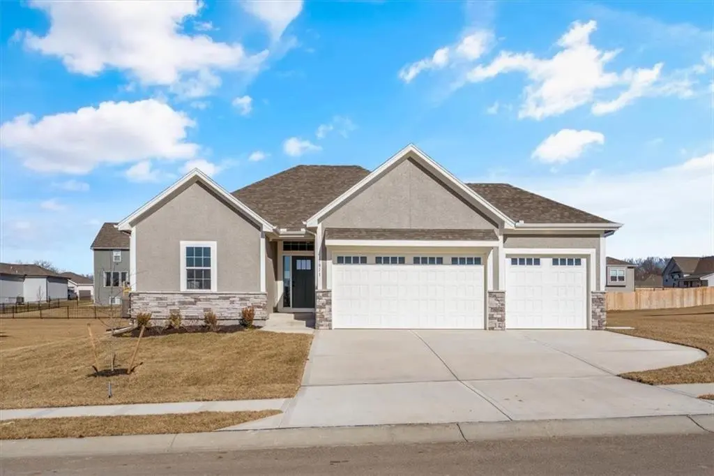 1811 Winchester DR, Pleasant Hill, MO 64080