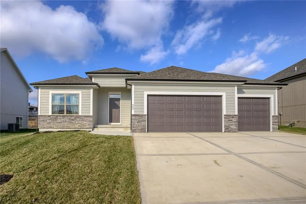 905 NW Crestwood DR, Grain Valley, MO 64029