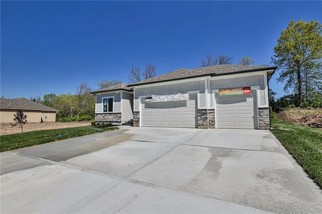 902 NW Crestwood DR, Grain Valley, MO 64029
