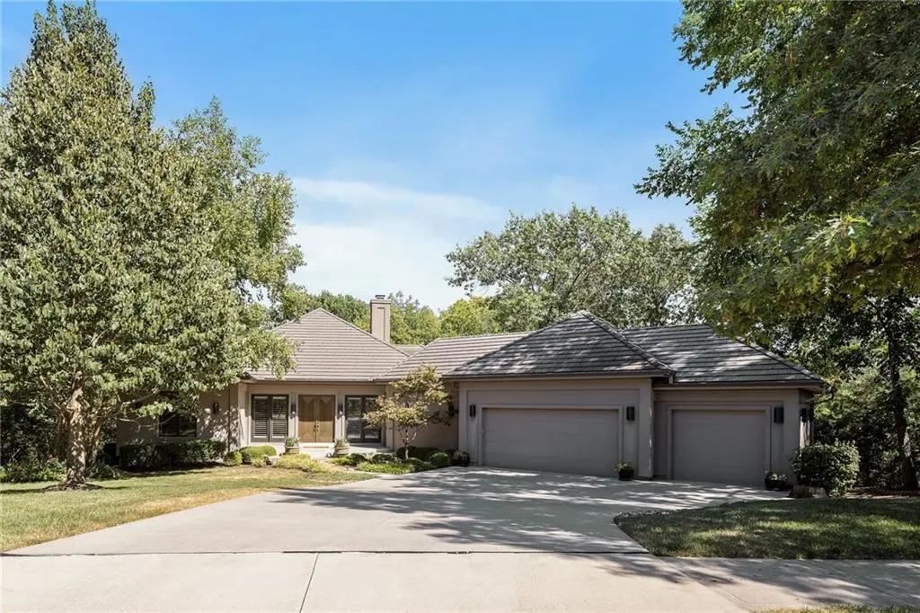 11817 Pawnee LN, Leawood, KS 66211