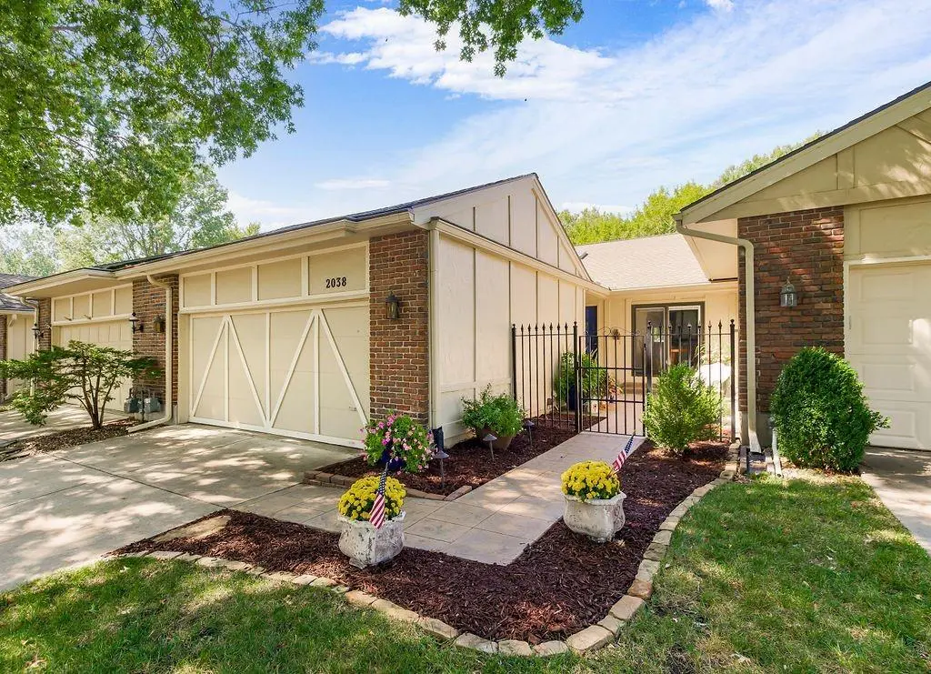 2038 Condolea DR, Leawood, KS 66209