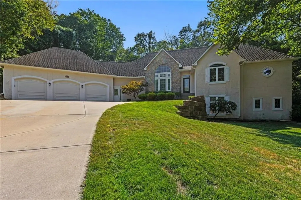 3240 S Thornbird AVE, Blue Springs, MO 64015