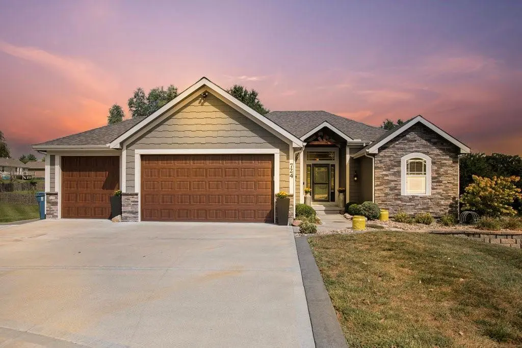 724 E 13th TER, Kearney, MO 64060