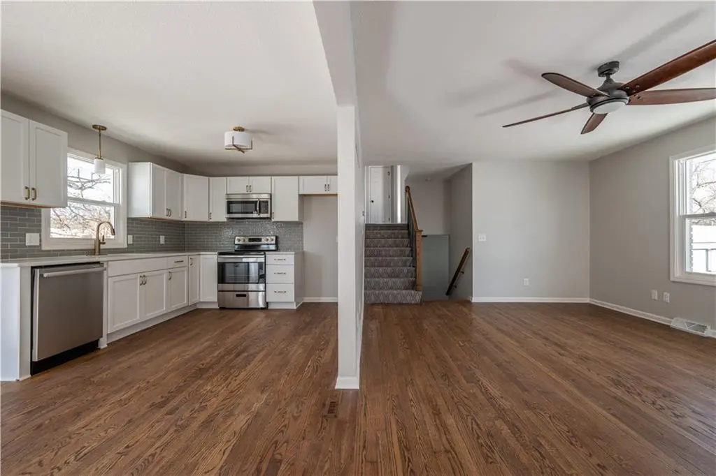 812 NW North Summit CIR, Blue Springs, MO 64015