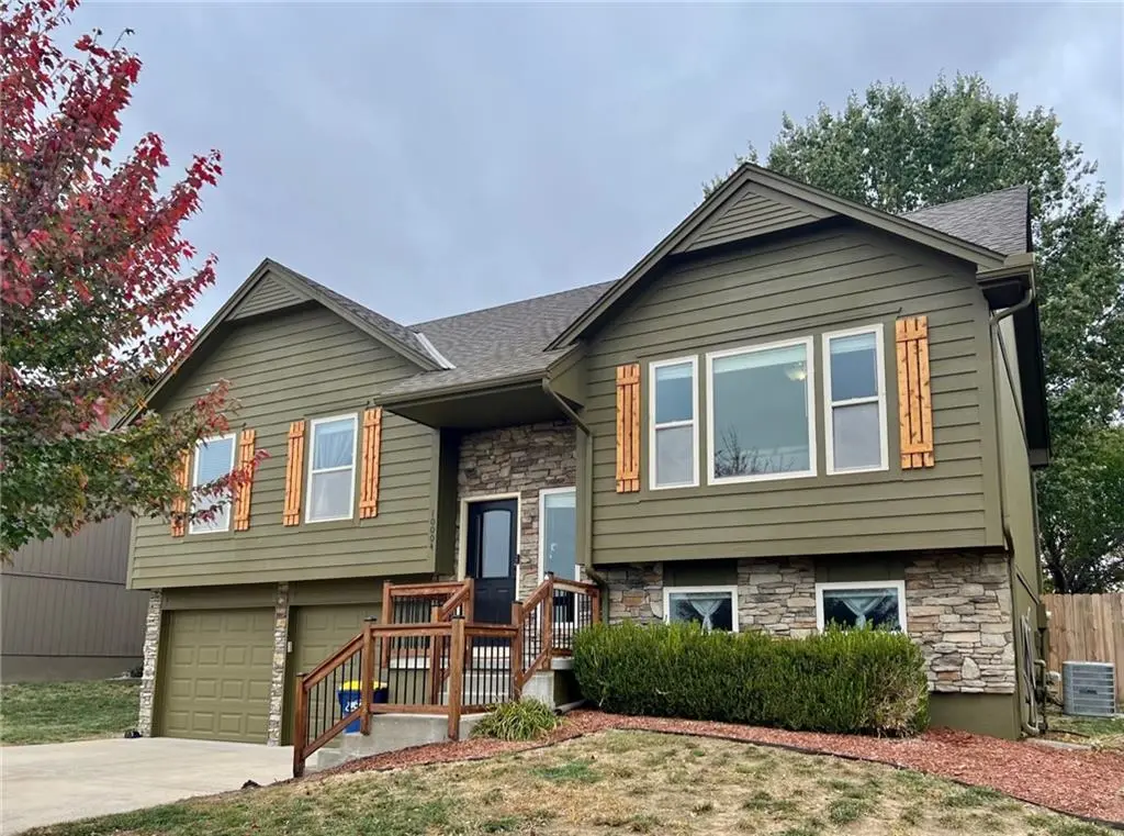 10004 KELLY DR, Peculiar, MO 64078