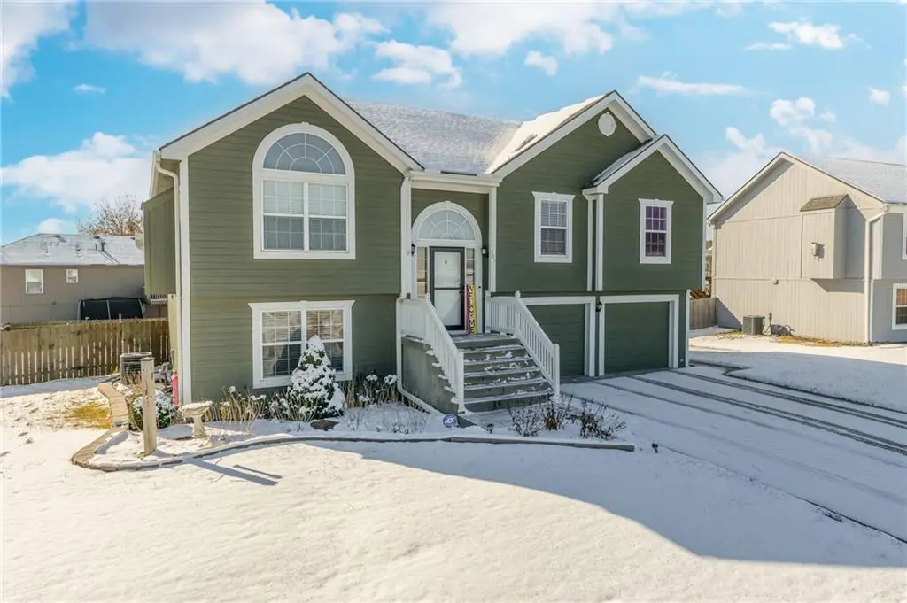 401 Lake Meadows DR, Smithville, MO 64089