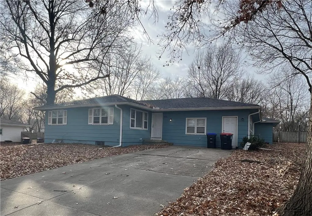 406 N 17th AVE, Greenwood, MO 64034