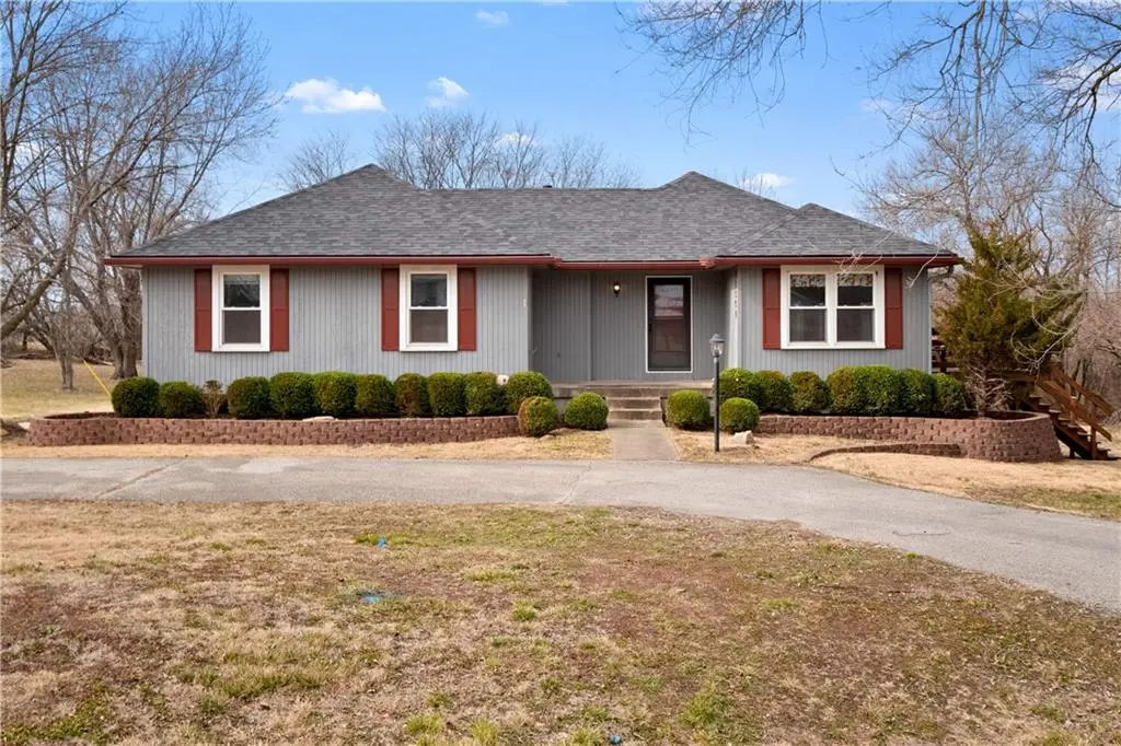 18990 Lawson LN, Spring Hill, KS 66083
