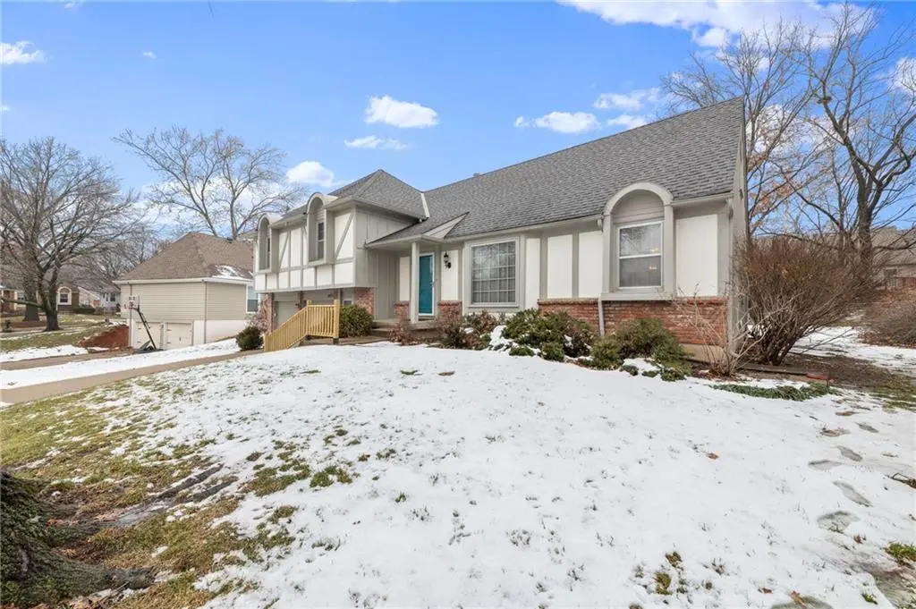 10215 Long ST, Lenexa, KS 66215