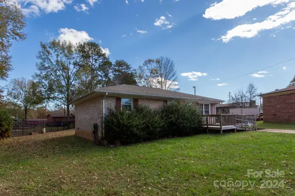 128 Ridgeway CT, Forest City, NC 28043