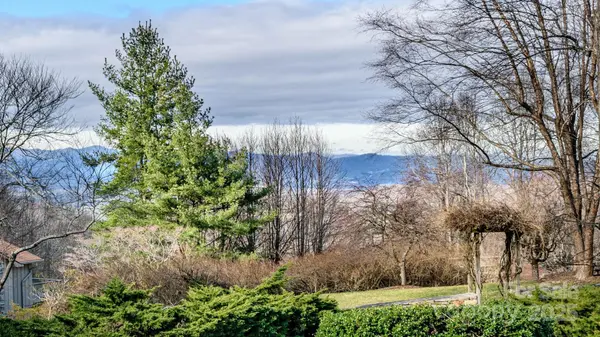 124 Sky Village LN, Laurel Park, NC 28739