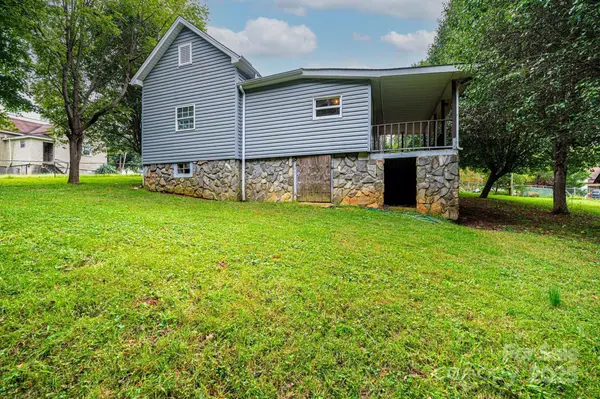 17 Lake ST, Granite Falls, NC 28630