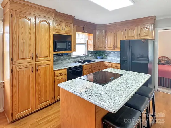 1465 Earl ST, Hickory, NC 28602