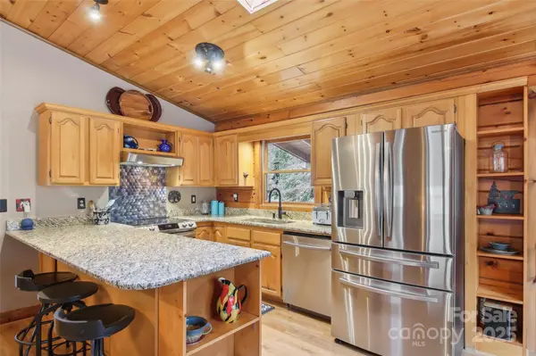 680 Creekside DR, Maggie Valley, NC 28751