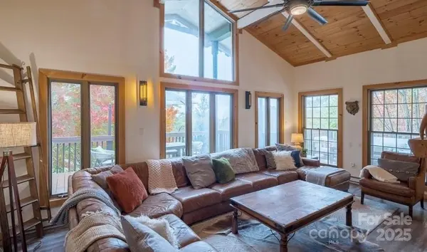 103 Golf LN, Beech Mountain, NC 28604