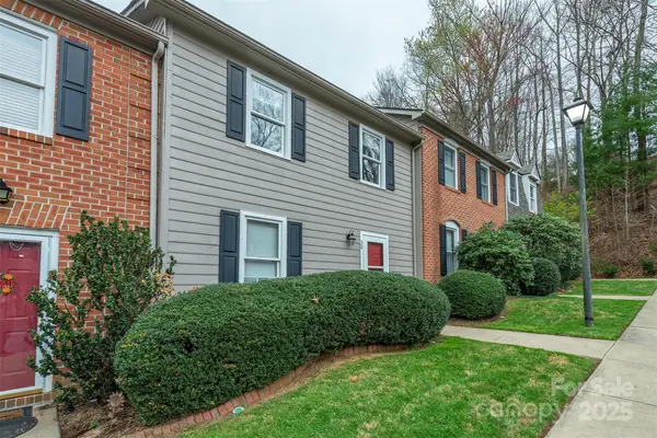 30 Sleepy Hollow LN, Swannanoa, NC 28778