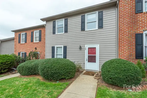 30 Sleepy Hollow LN, Swannanoa, NC 28778