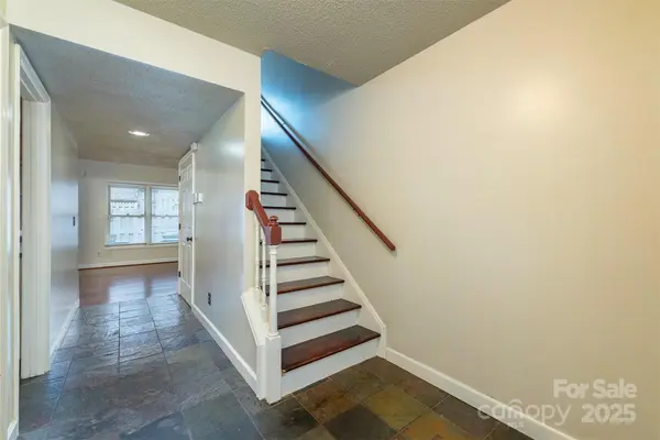 30 Sleepy Hollow LN, Swannanoa, NC 28778