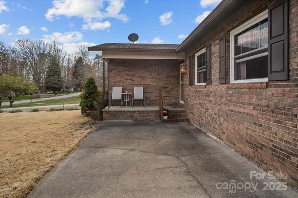 121 Upward Acres ST, East Flat Rock, NC 28726