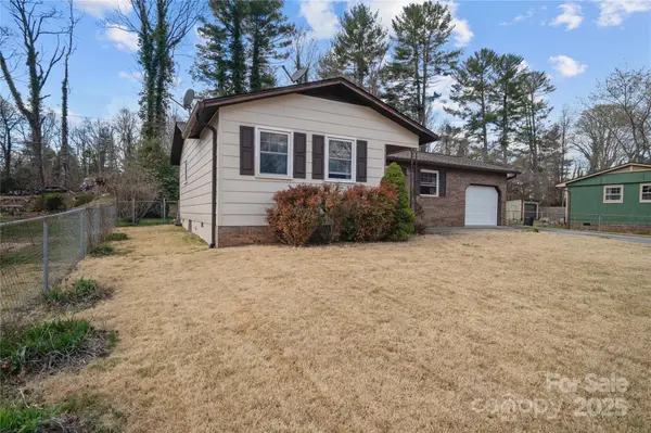 121 Upward Acres ST, East Flat Rock, NC 28726