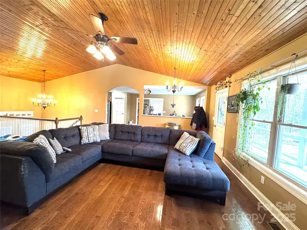 180 Dalton LN, Black Mountain, NC 28711