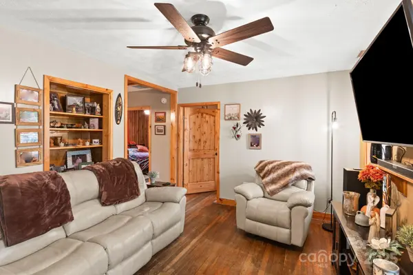 24 Enka Orchard ST, Candler, NC 28715