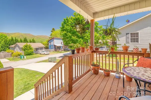 10 Half Moon DR, Swannanoa, NC 28778