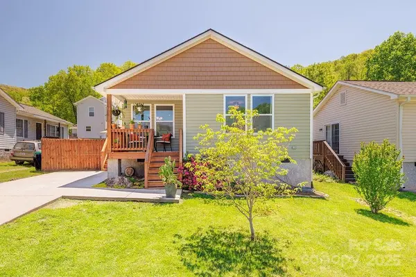 10 Half Moon DR, Swannanoa, NC 28778
