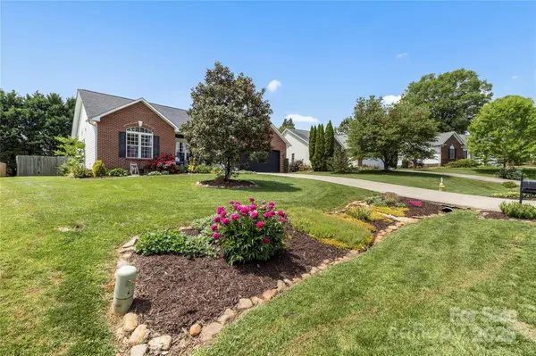 1759 NW Pipers Ridge CIR, Conover, NC 28613