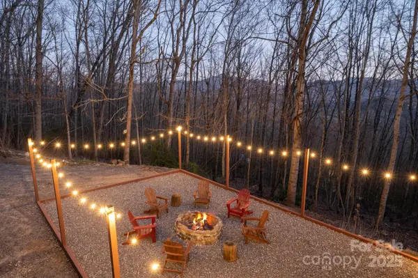 25 Licklog Ridge RD, Fairview, NC 28730
