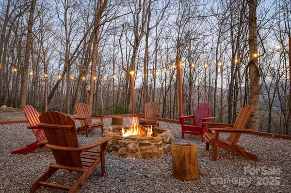 25 Licklog Ridge RD, Fairview, NC 28730
