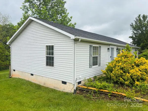 16 English Oaks DR, Candler, NC 28715