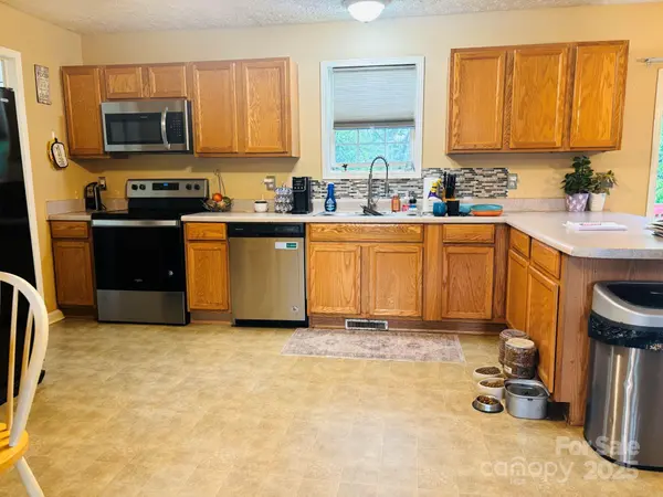 16 English Oaks DR, Candler, NC 28715