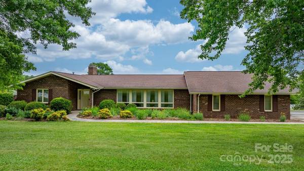 2448 Moss Farm RD, Hickory, NC 28602