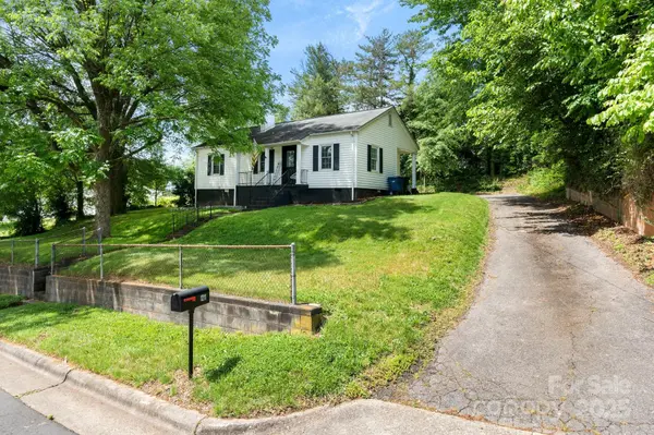 1211 11th ST NW, Hickory, NC 28601