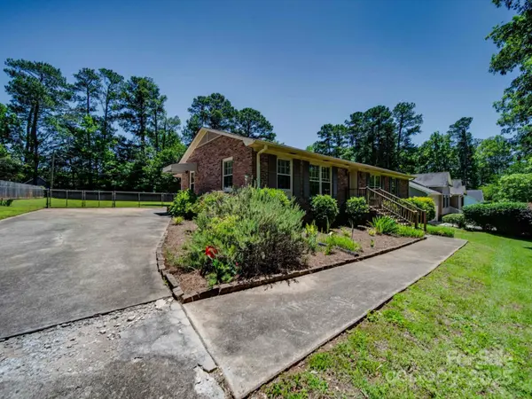 1830 Huntington PL, Rock Hill, SC 29732