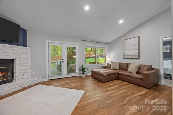 56 Wake Robin WAY, Asheville, NC 28805