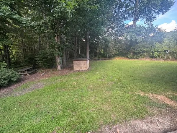 121 Rockwood DR, Hendersonville, NC 28792