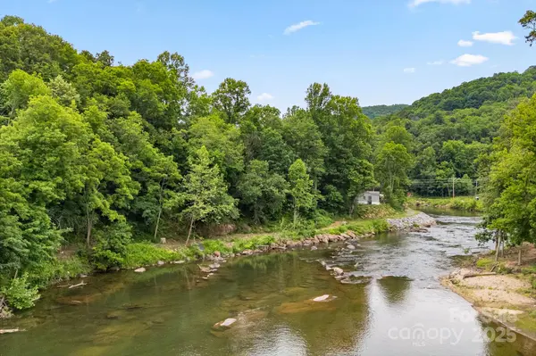 6 Kims CT, Clyde, NC 28721