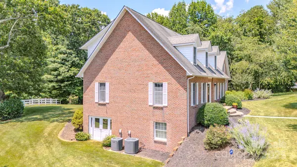 74 Challedon DR, Candler, NC 28715