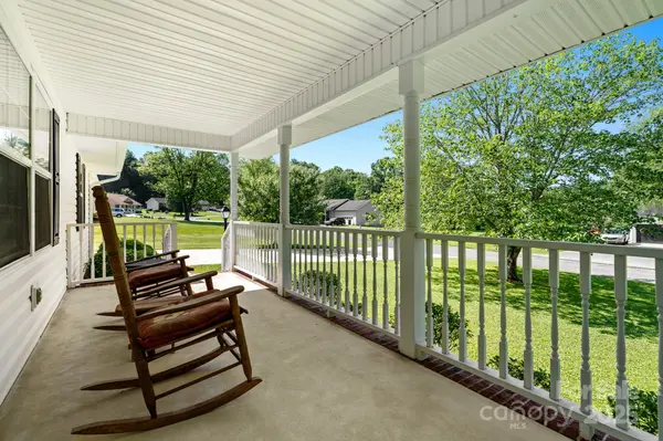 32 Meadow DR, Horse Shoe, NC 28742