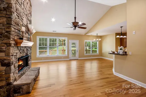 209 Duncan Estate DR, Fletcher, NC 28732