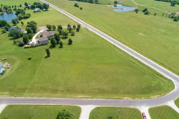 70 SW Fairview DR, Ottawa, KS 66067