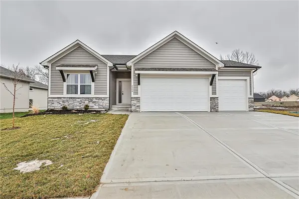 2308 NW Rymeg DR, Grain Valley, MO 64029